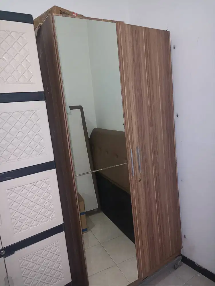 Lemari Baju Bekas