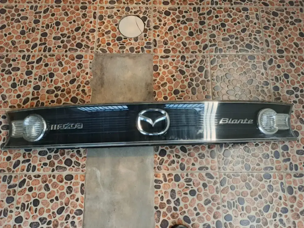 Reflektor bagasi mazda biante / reflektor biante
