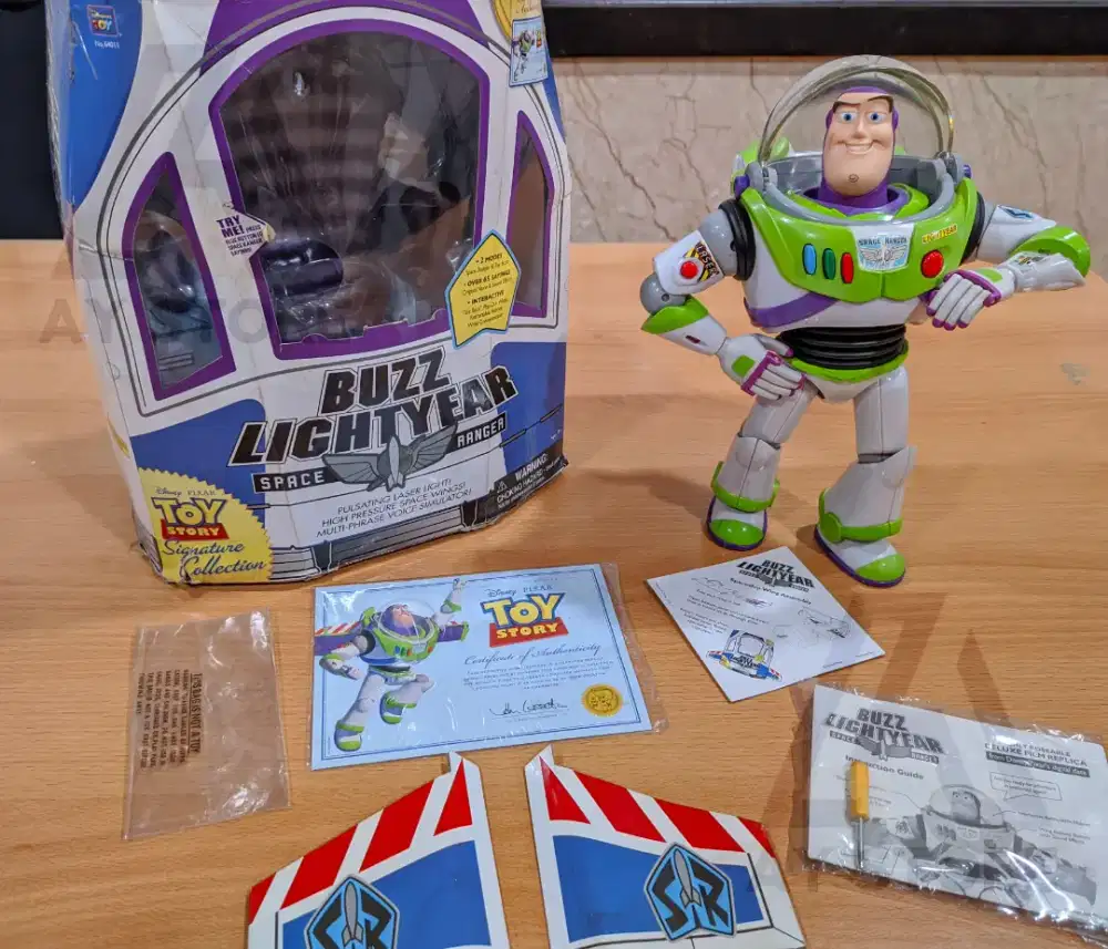 Buzz lightyear toy story signature collection