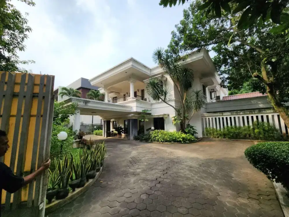 DIJUAL RUMAH MEWAH SRIWIJAYA KEBAYORAN BARU JAKARTA SELATAN – LT 1.400 m², LOKASI PREMIUM