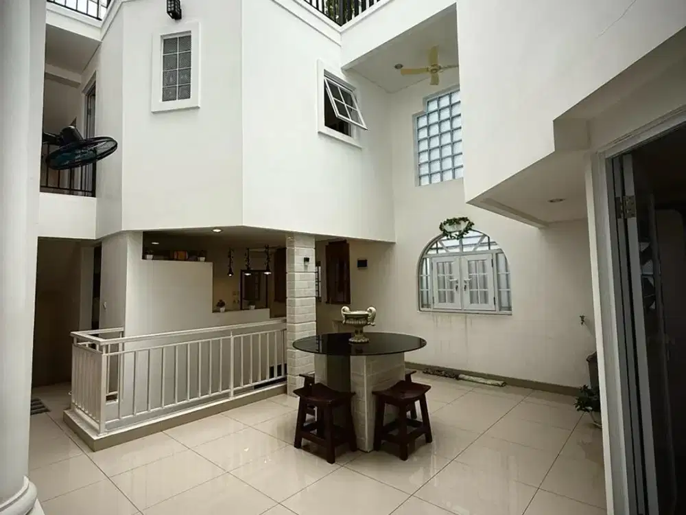 DIJUAL RUMAH MEWAH PIK 1 BUKIT GOLF MEDITERANIA AKASIA – 3 LANTAI, FULL FURNISHED, 6+1 KAMAR, SIAP HUNI