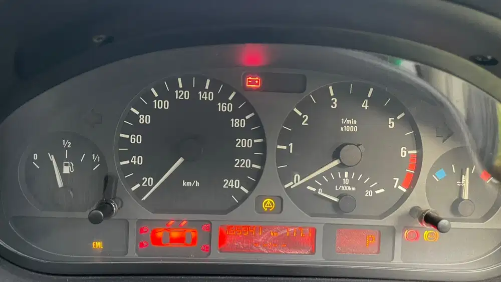 BMW 318i 2003 Bensin