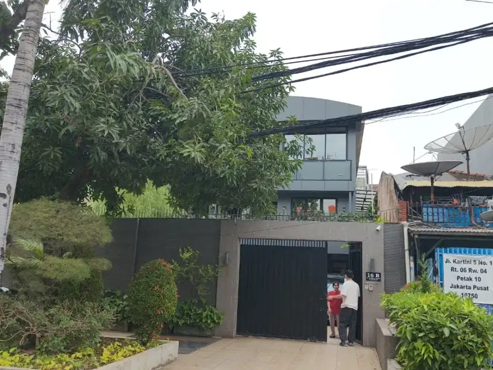 DIJUAL RUMAH BESAR 3.5 LANTAI SAWAH BESAR JAKARTA PUSAT – 8 KAMAR TIDUR, FULLY FURNISHED, COCOK UNTUK KANTOR