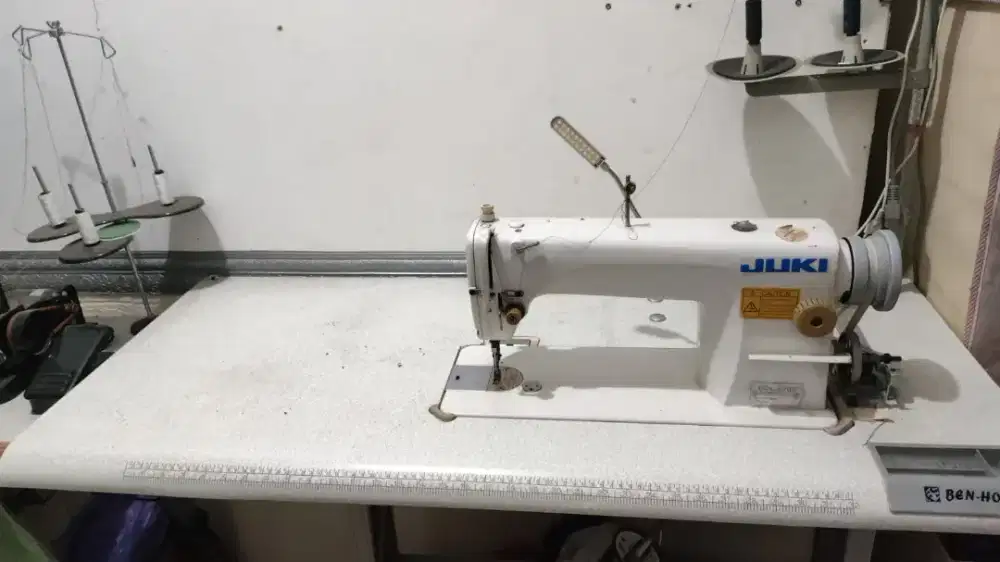 Mesin jahit Juki