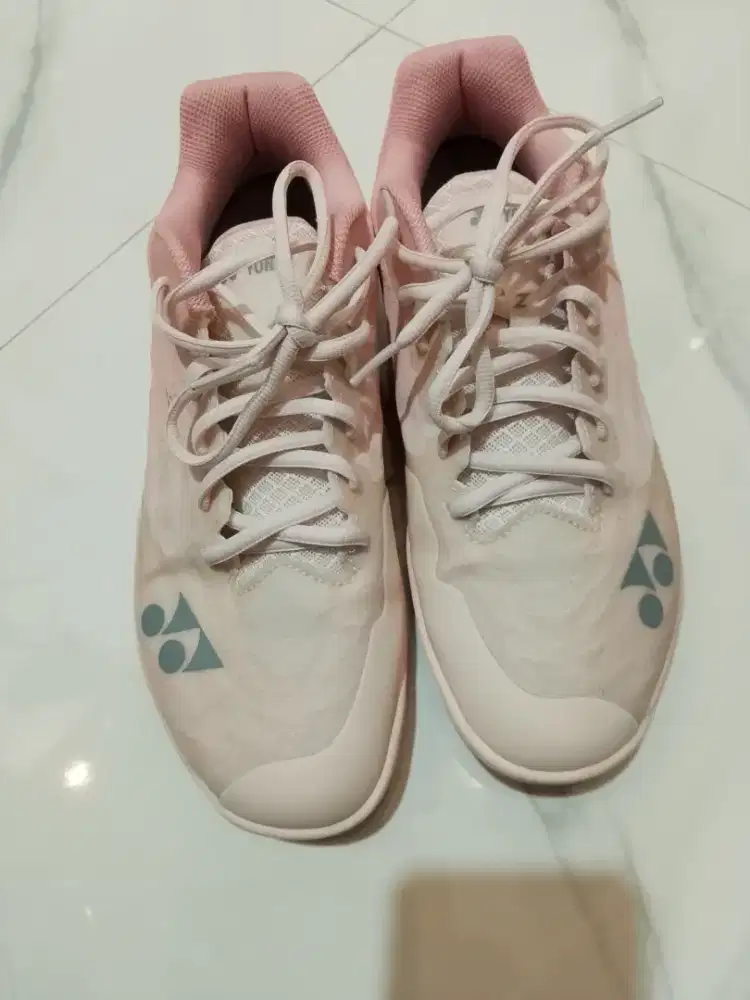 Dijual sepatu Yonex asli ukuran 42