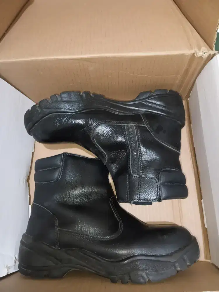 Di jual sepatu safety