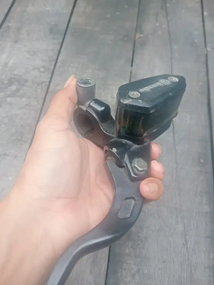 Handle rem Brembo sebelah kanan