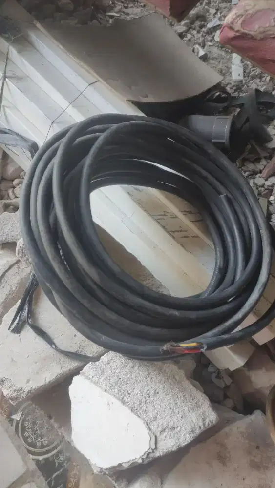 KABEL LISTRIK TEMBAGA 4x2.5 SERABUT HITAM MERK JEMBO NYYHY 14 METER
