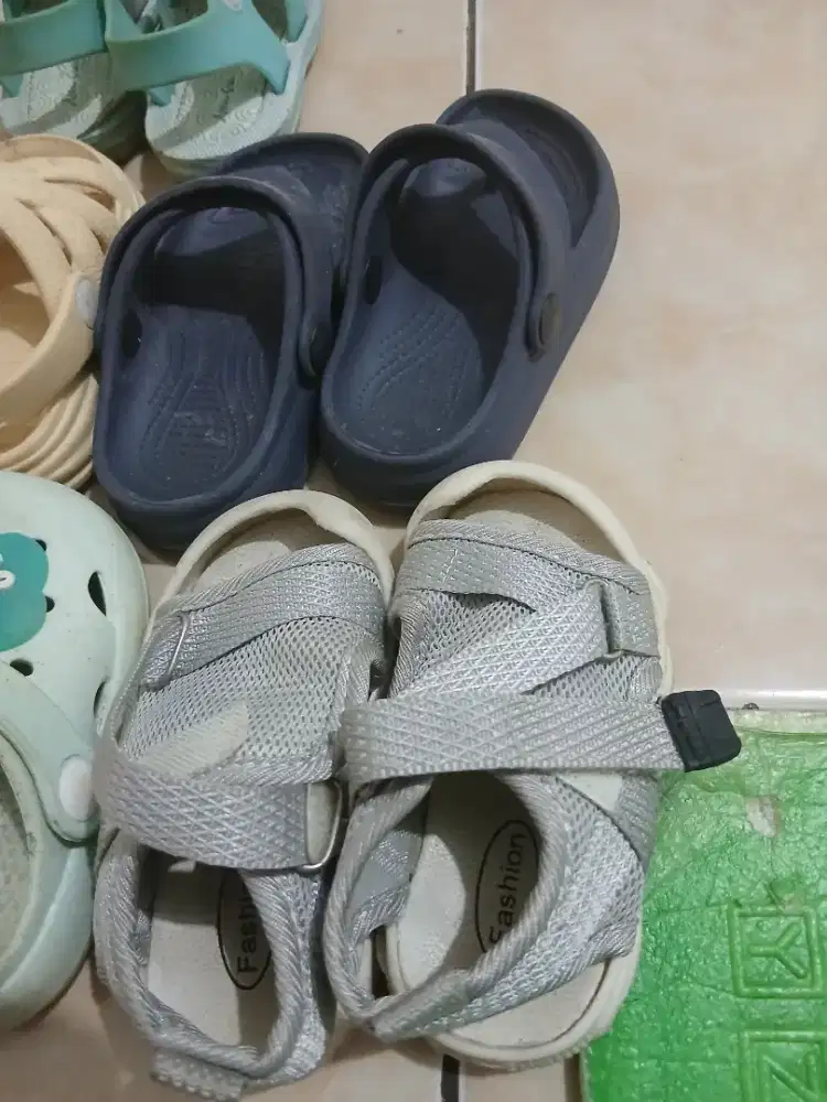 (Priloved) Sendal anak (1- 1 tahun setengah) tahunan 5 pcs, 50rb