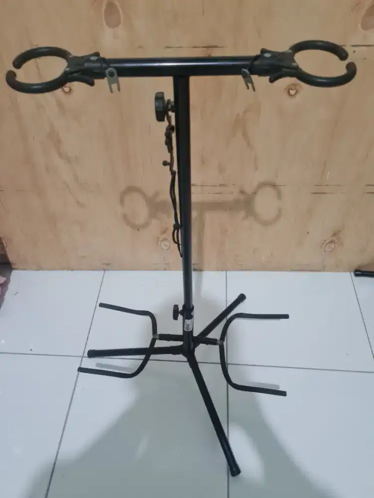 Stand gitar double + kunci like new