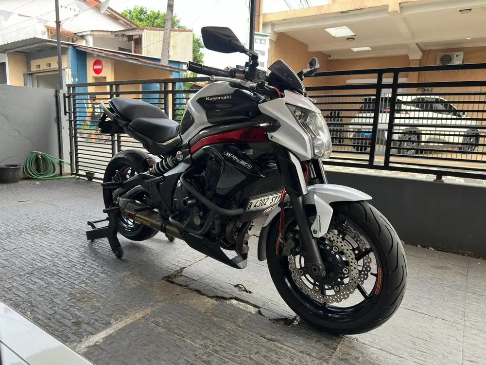Kawasaki ER6N 650cc warna putih tahun 2012
