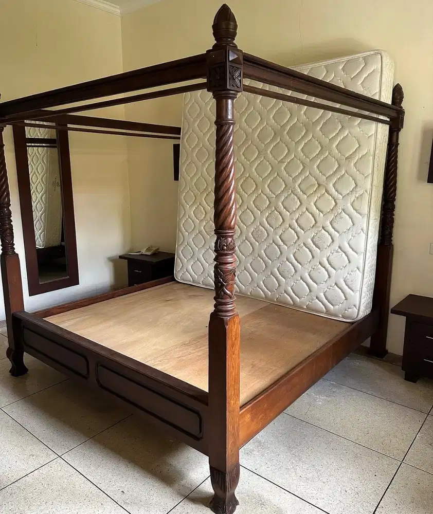 Dijual cepat tempat tidur kayu 2x2 m kondisi 99%