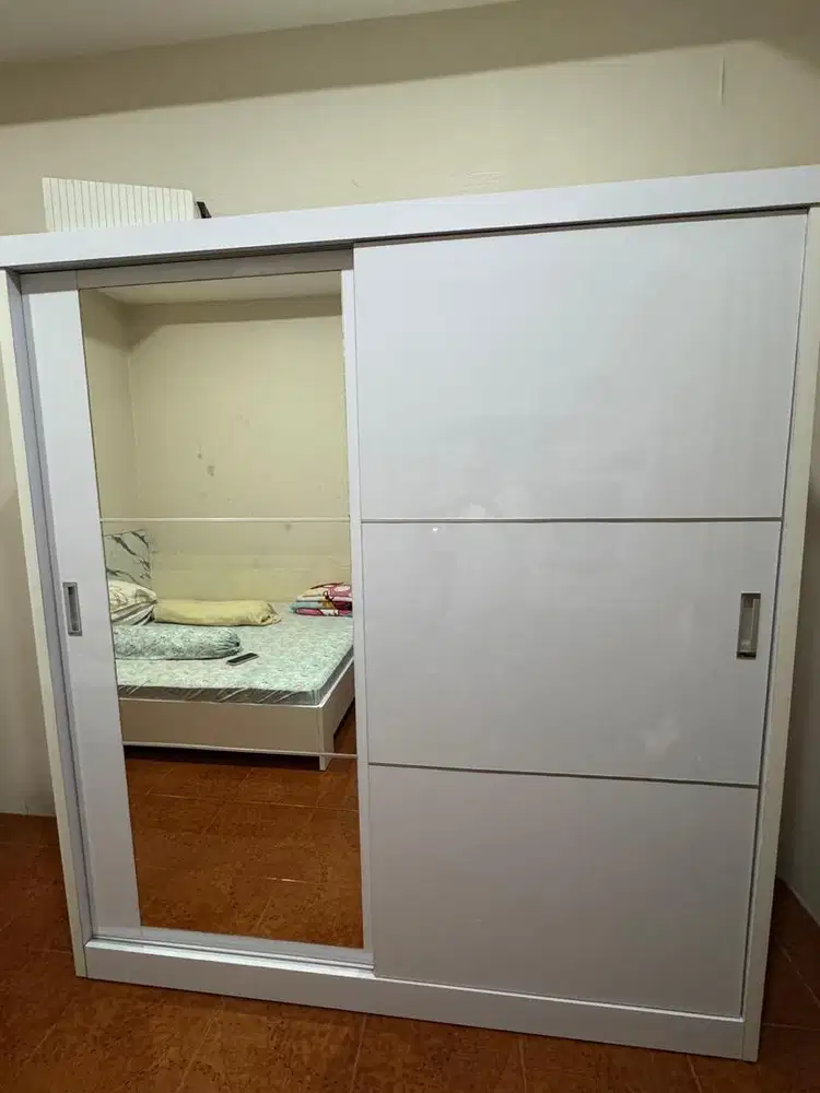 Lemari pakaian besar