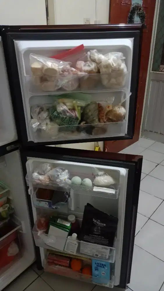 Di jual murah kulkas 2 pintu merek sharp