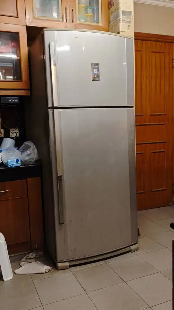 Kulkas Sharp besar - 2 pintu 600 liter