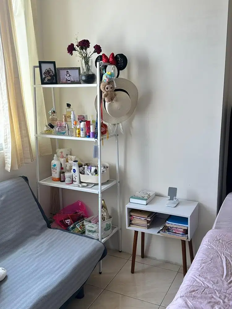 Rak putih dan meja kecil putih