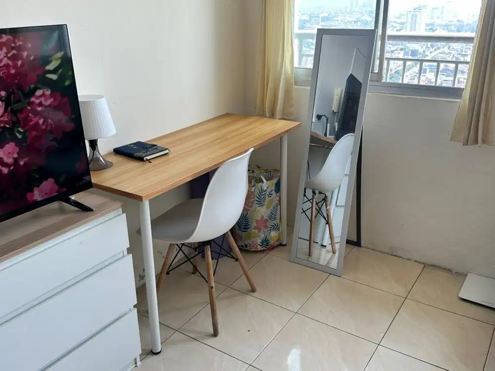 Meja, cermin dan kursi putih masih bagus