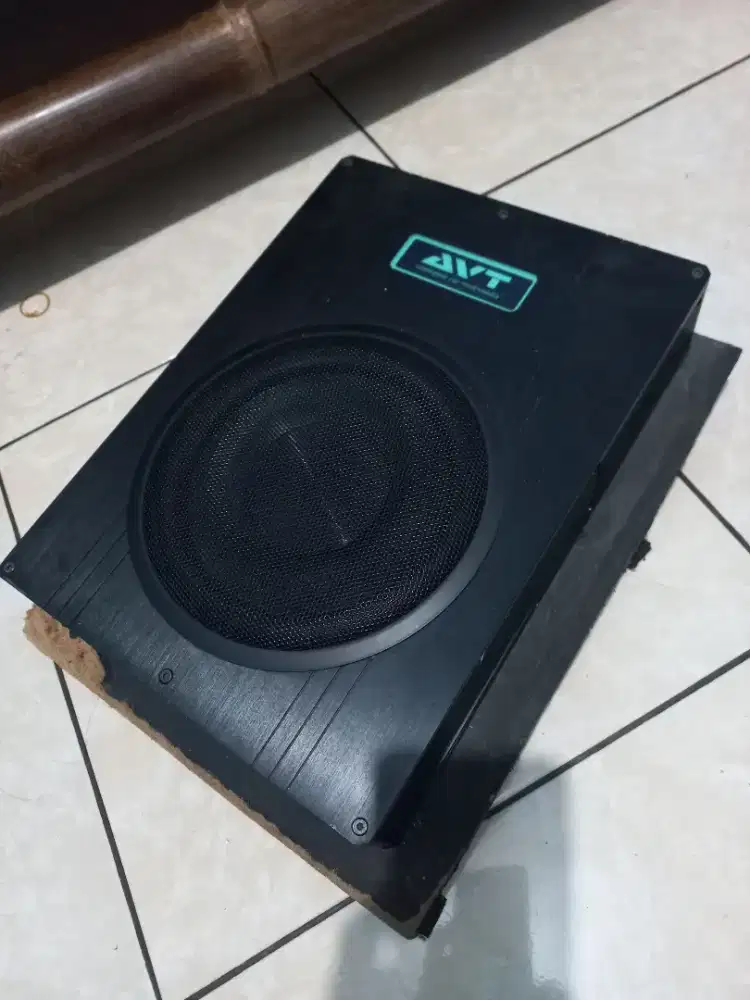 Speaker kolong mobil