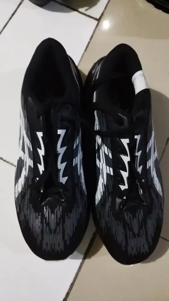 Sepatu olahraga black white size 42