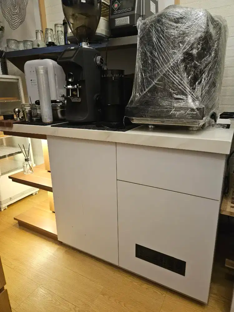 Meja Bar Kopi hadap dinding