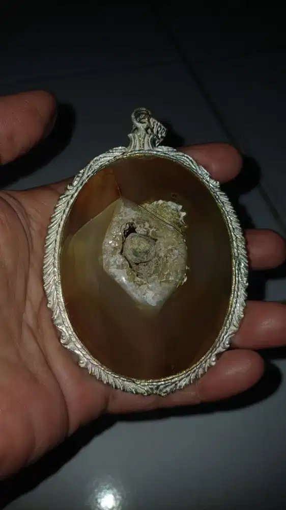 Liontin batu nyempil barang antik