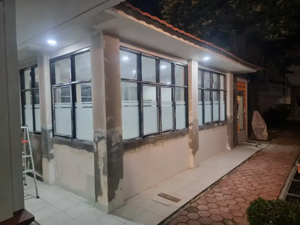 Partisi aluminium kaca