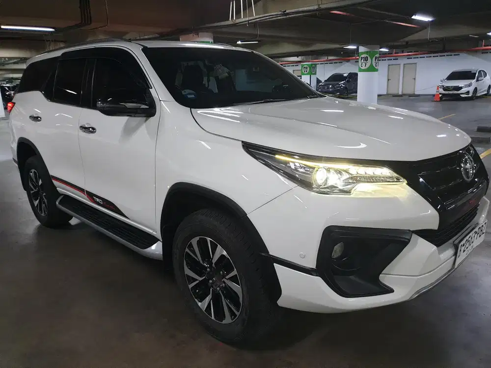 Toyota Fortuner VRZ A/T 2018 TRD Sportivo Putih Tangan 1 Low KM Mulus