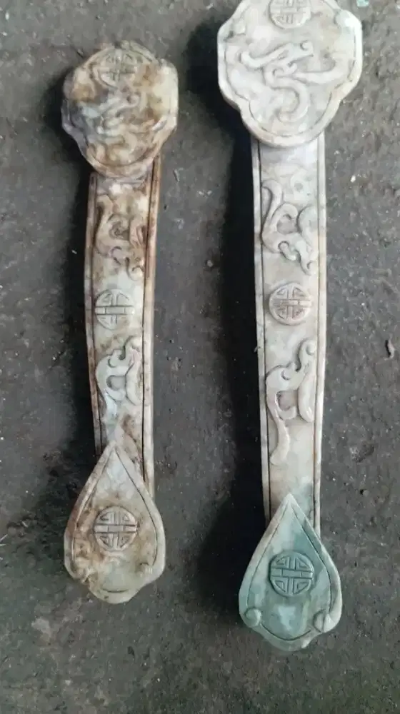 Sepasang batu  giok Alat pikul air kuno