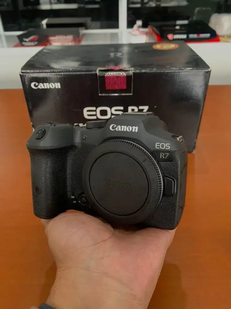 Like new ! Canon eos R7 body only boks