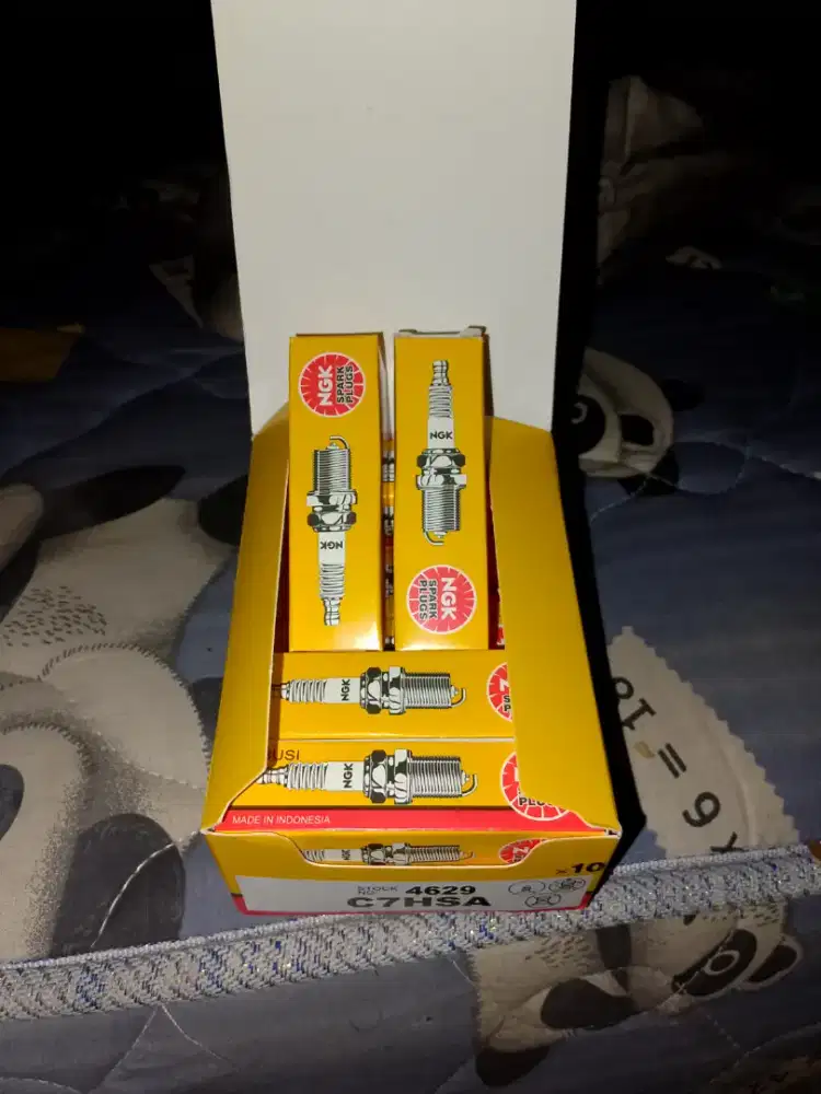 Busi NGK C7HSA (Stock No. 4629).