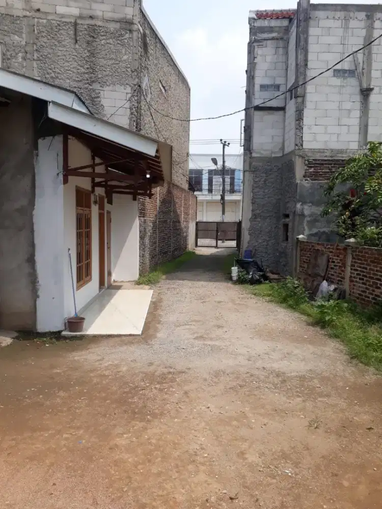 Tanah 321, bonus 2 rumah siap huni. Selangkah lampu merah Ciracas