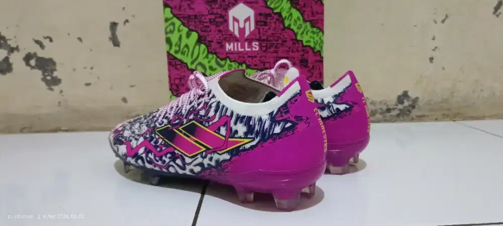 Sepatu bola size 41 mills