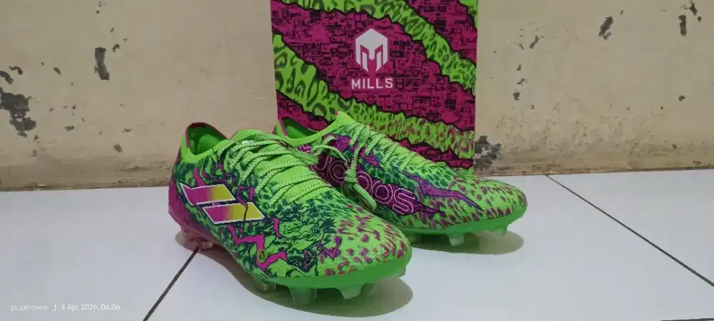 Sepatu bola Mills size 42