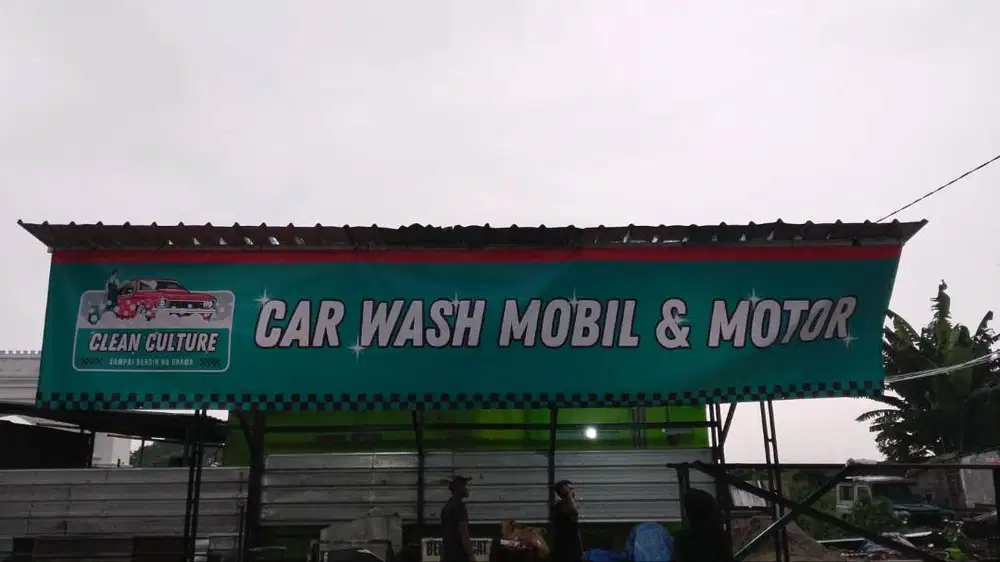 Pegawai cuci steam mobil & motor