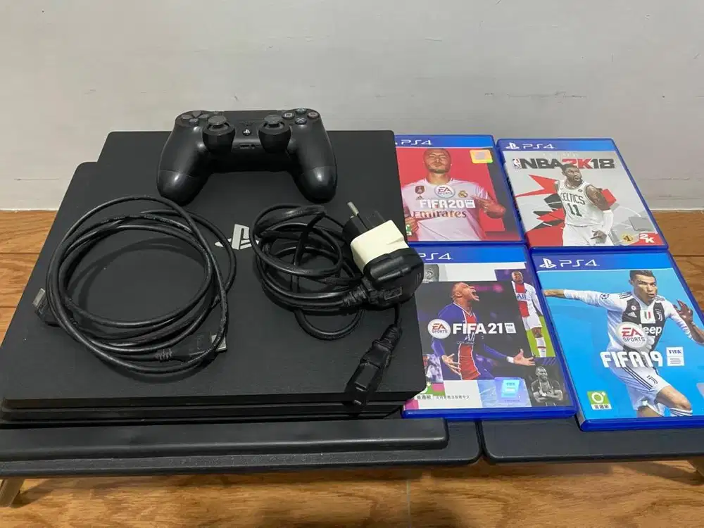 PS4 Pro 1TB + Bonus 4 game