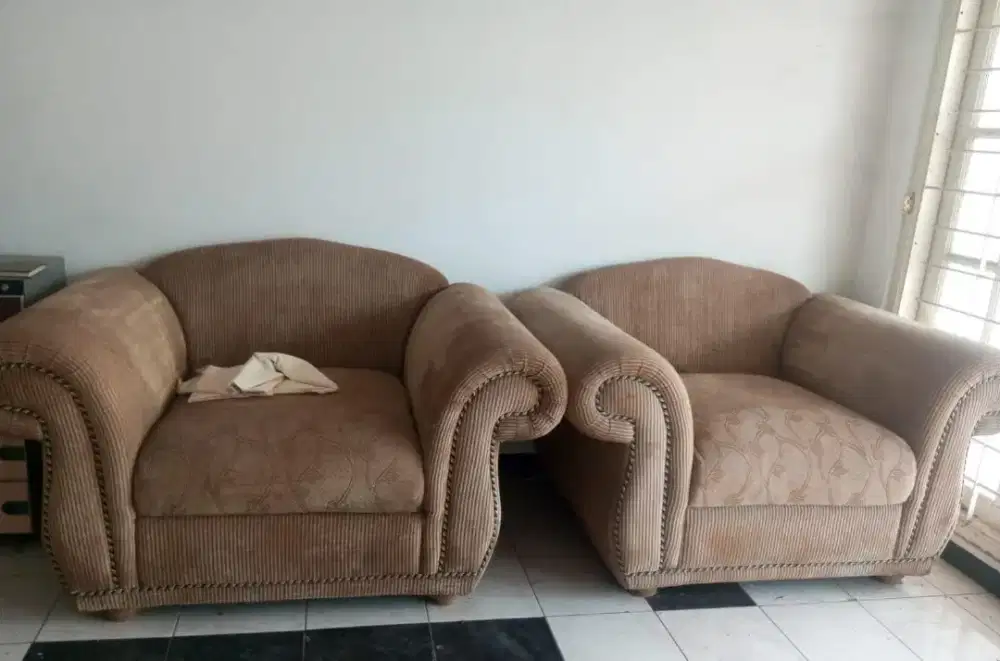 Dijual 2 kursi sofa