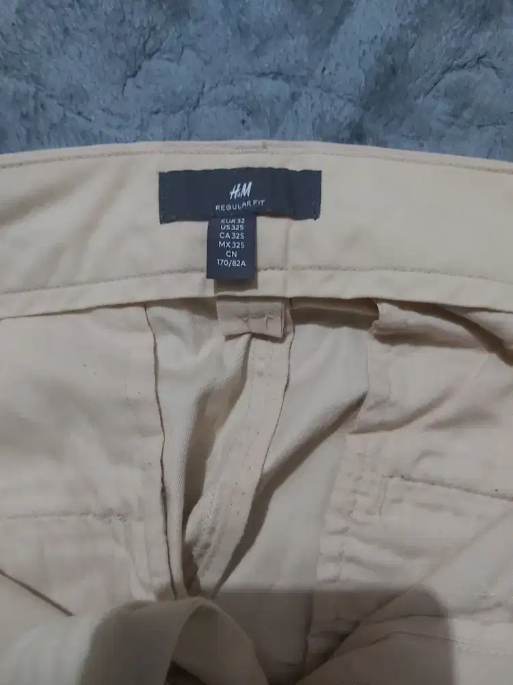 H&M chinos,warna krem pekat mulus like new.Size 32