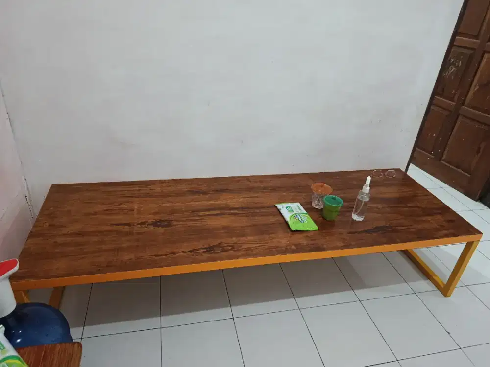 Meja dengan kaki besi