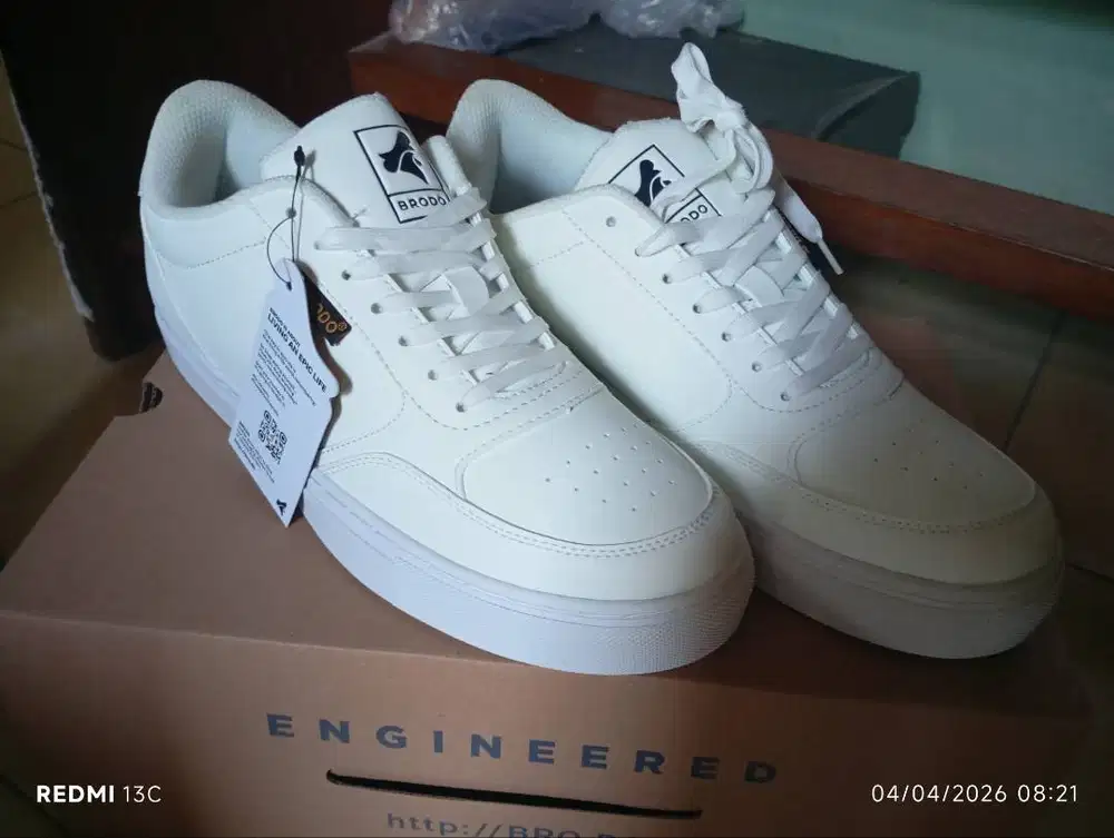 Sepatu sneakers full white,merek brodo