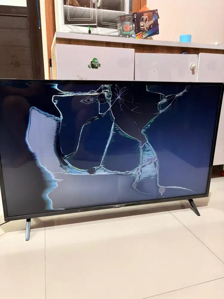TV LG 43 inch (rusak LCD pecah)