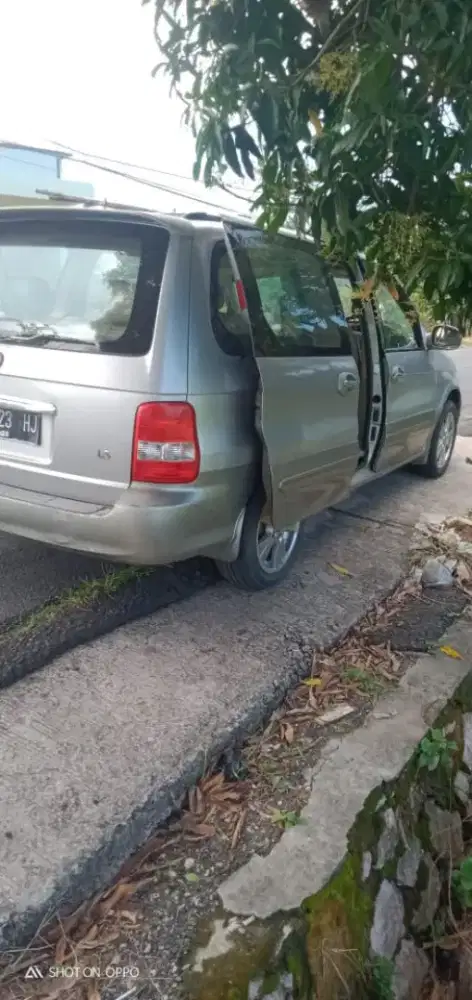 Dijual murah mobil kia sedona Thn 2003