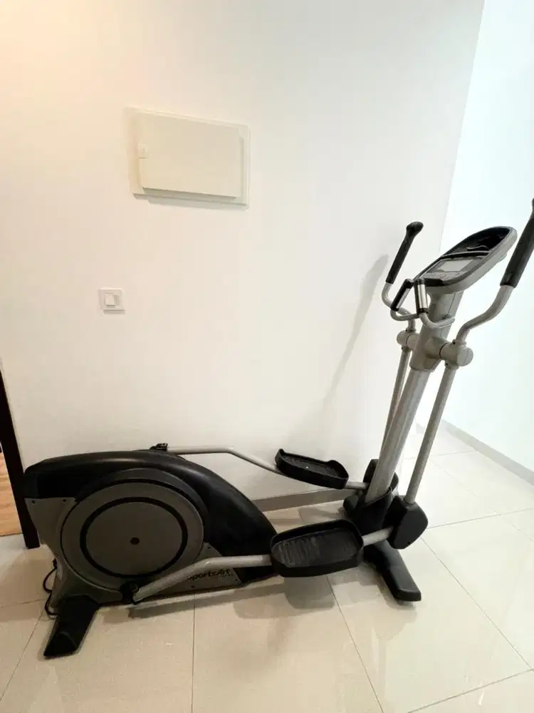 DIJUAL Elliptical Trainer SportsArt E80C (Gym Quality)