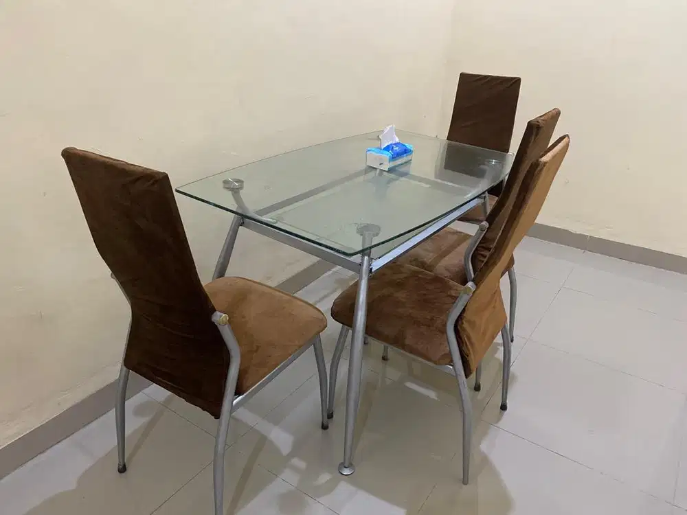 Meja makan dan 4 kursi makan