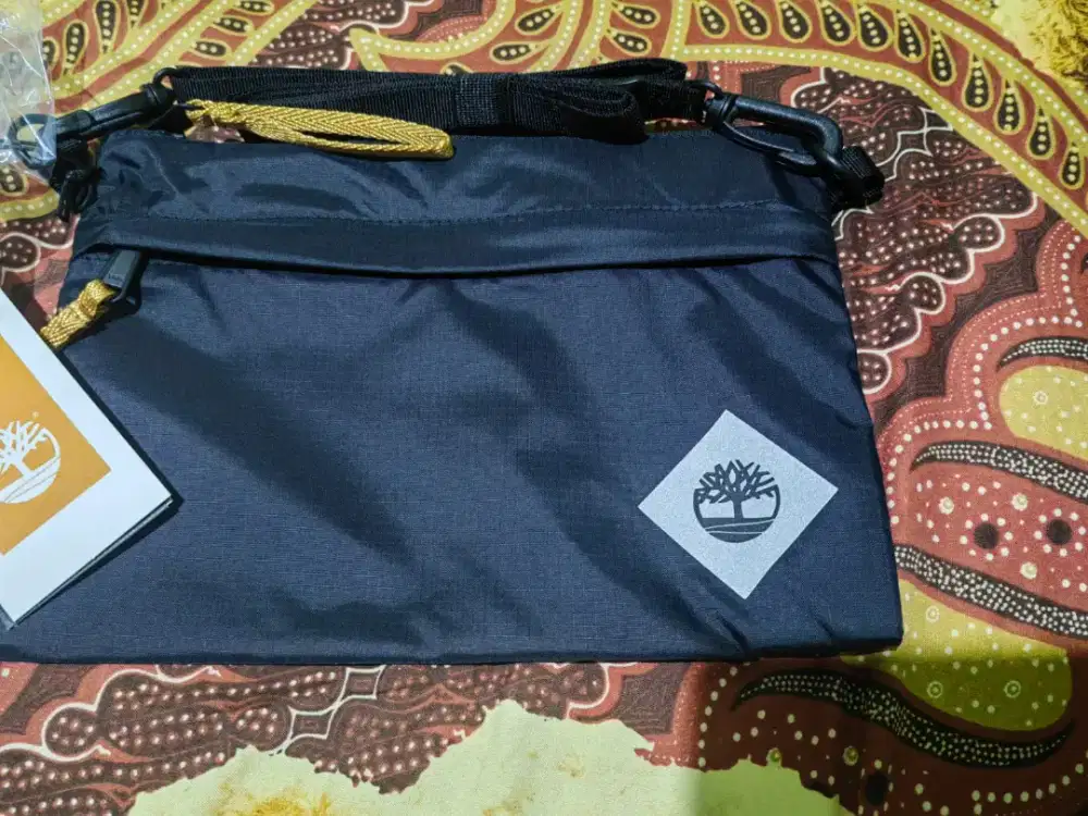 Timberland hitam selempang