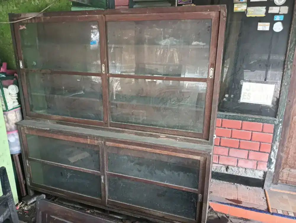 Lemari ETALASE kaca 2susun asli kayu jati dan lama.