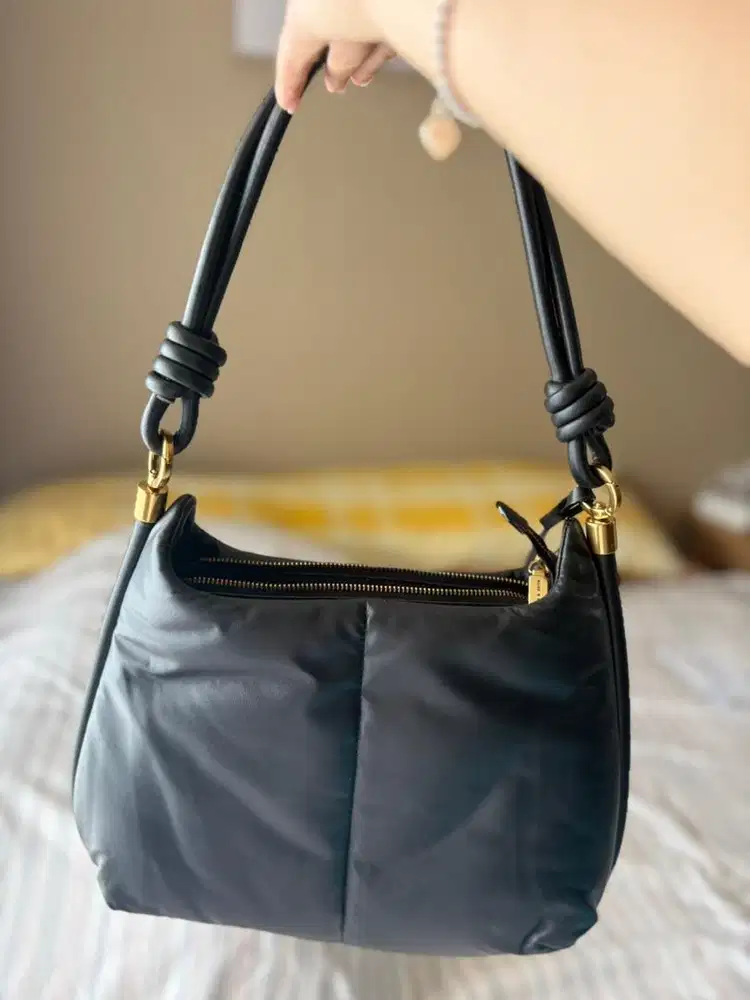 DIJUAL Charles and Keith Padded Shoulder Bag Hitam
