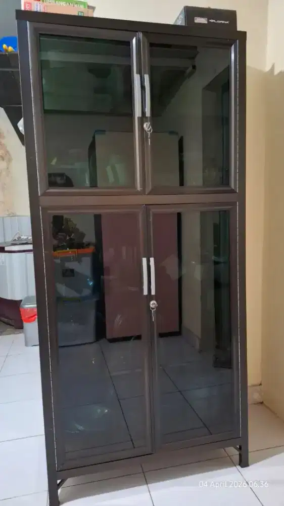 #Flash Sale# Lemari Piring Full Kaca Rangka Besi – Kondisi Bagus