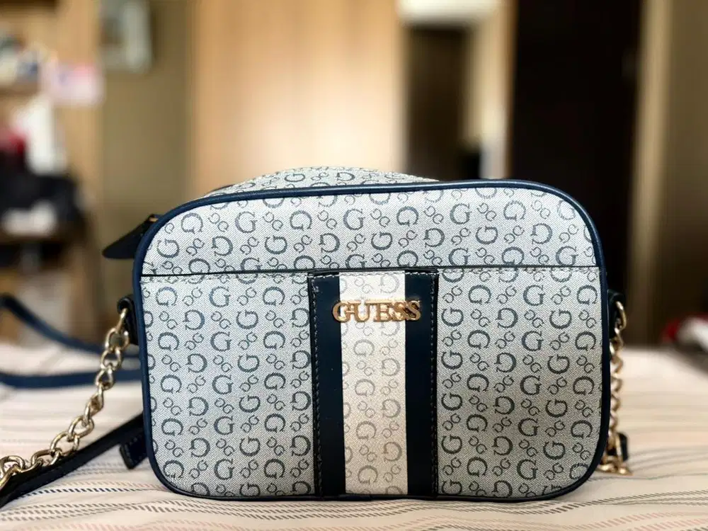 DIJUAL Guess Mini Camera Bag Motif Logo