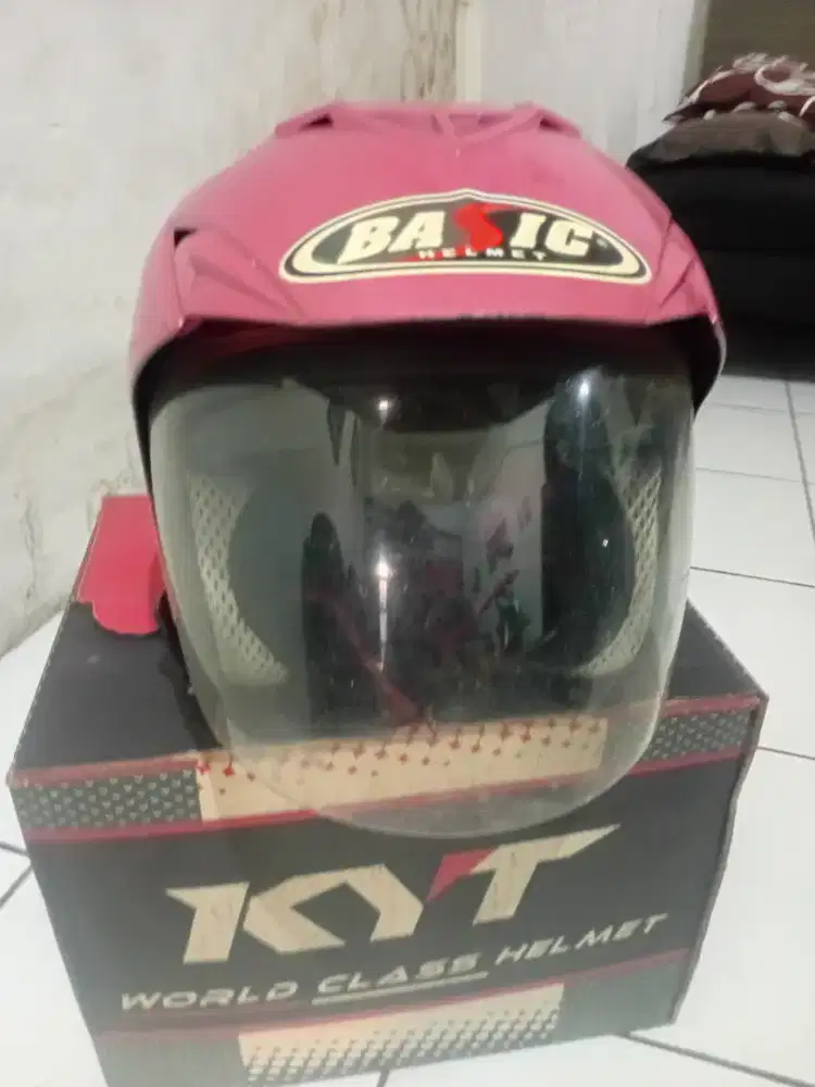 Helm pink bekas pakai wanita