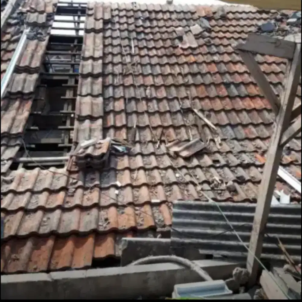 Perbaikan atap bocor
